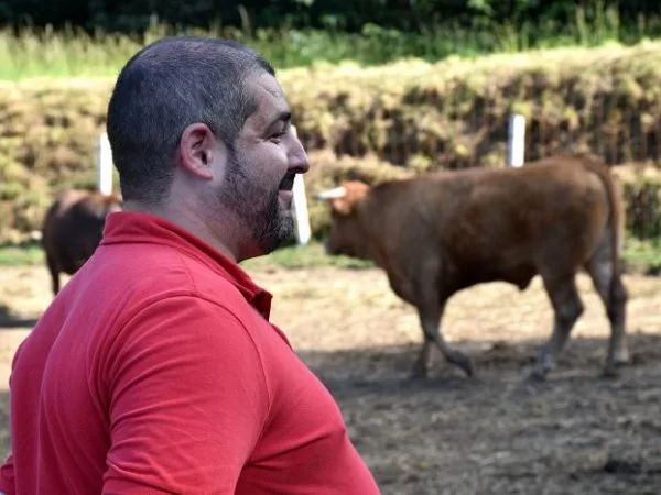 El chef estrella Michelin Erlantz Gorostiza visita Fisterra Bovine World.